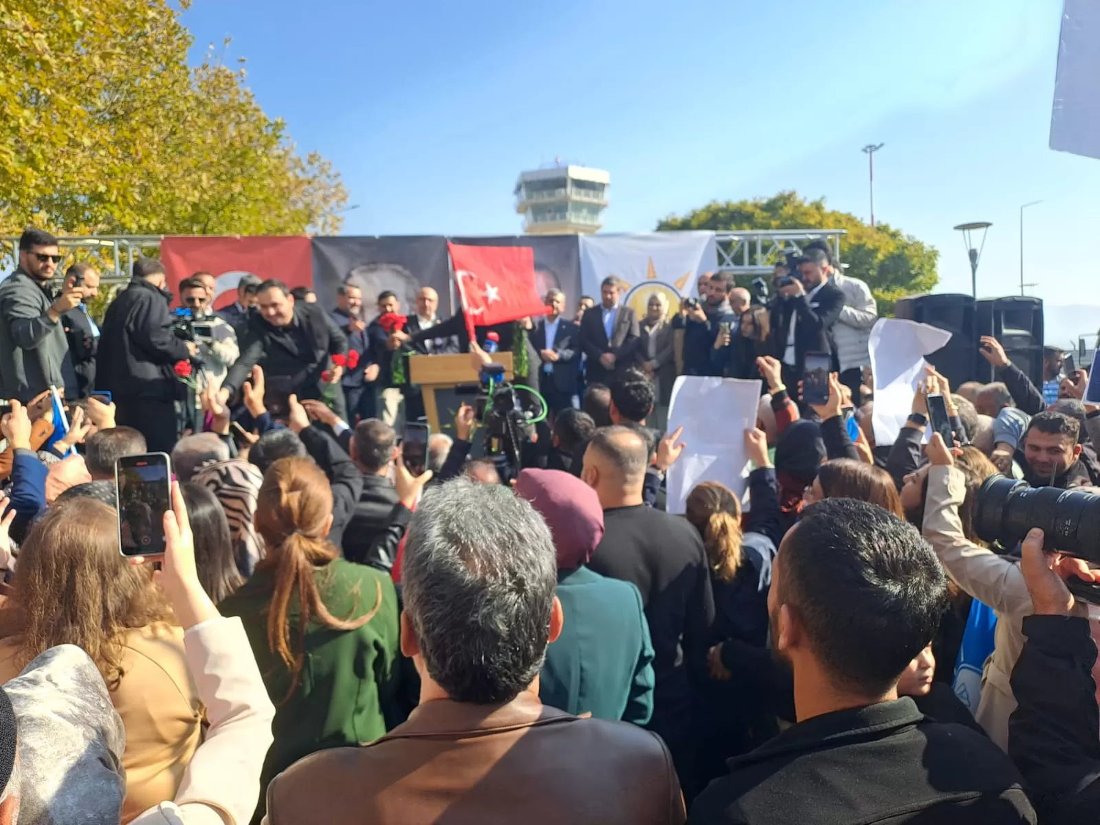 Manşet: ELAZIĞ DA YENİ İL BAŞKANI COŞKU ILE KARSILANDI