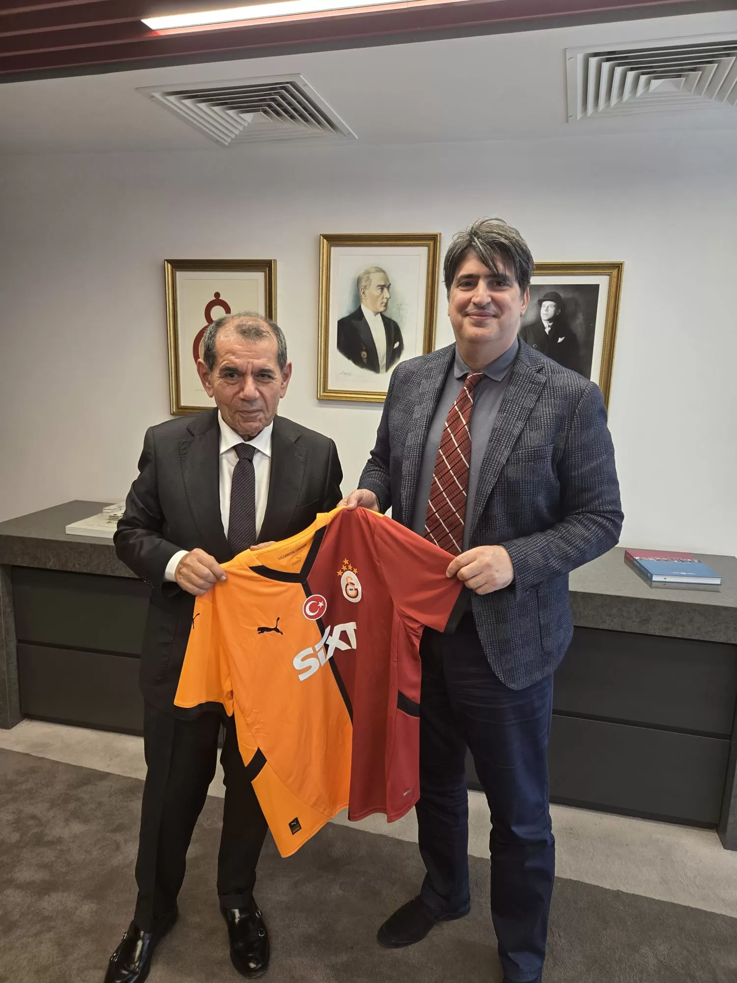 Manşet: DURSUN ÖZBEKTEN  MAHMUT KAHRAMANA FORMA HEDİYESİ