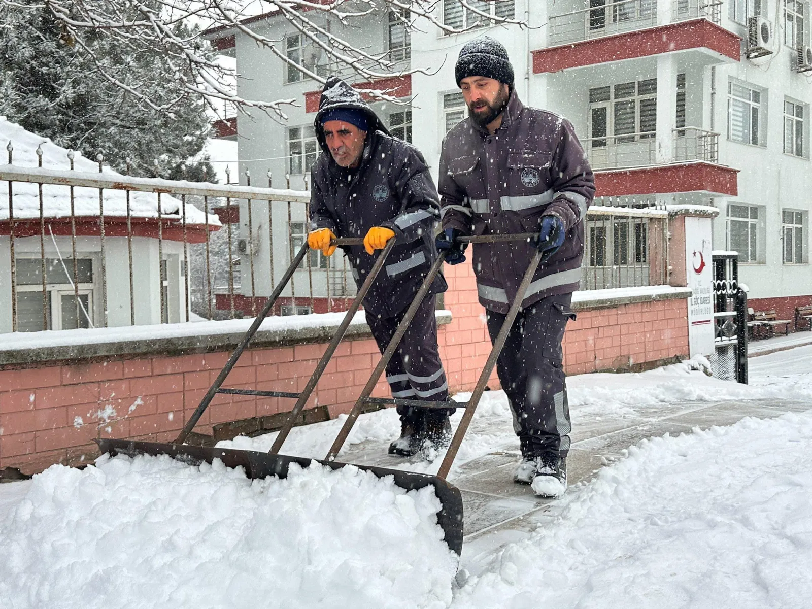 Manşet: ELAZIĞ'DA KAR YAĞIŞI ETKİLİ OLDU,BELEDİYE EKİPLERİ SAHADA.